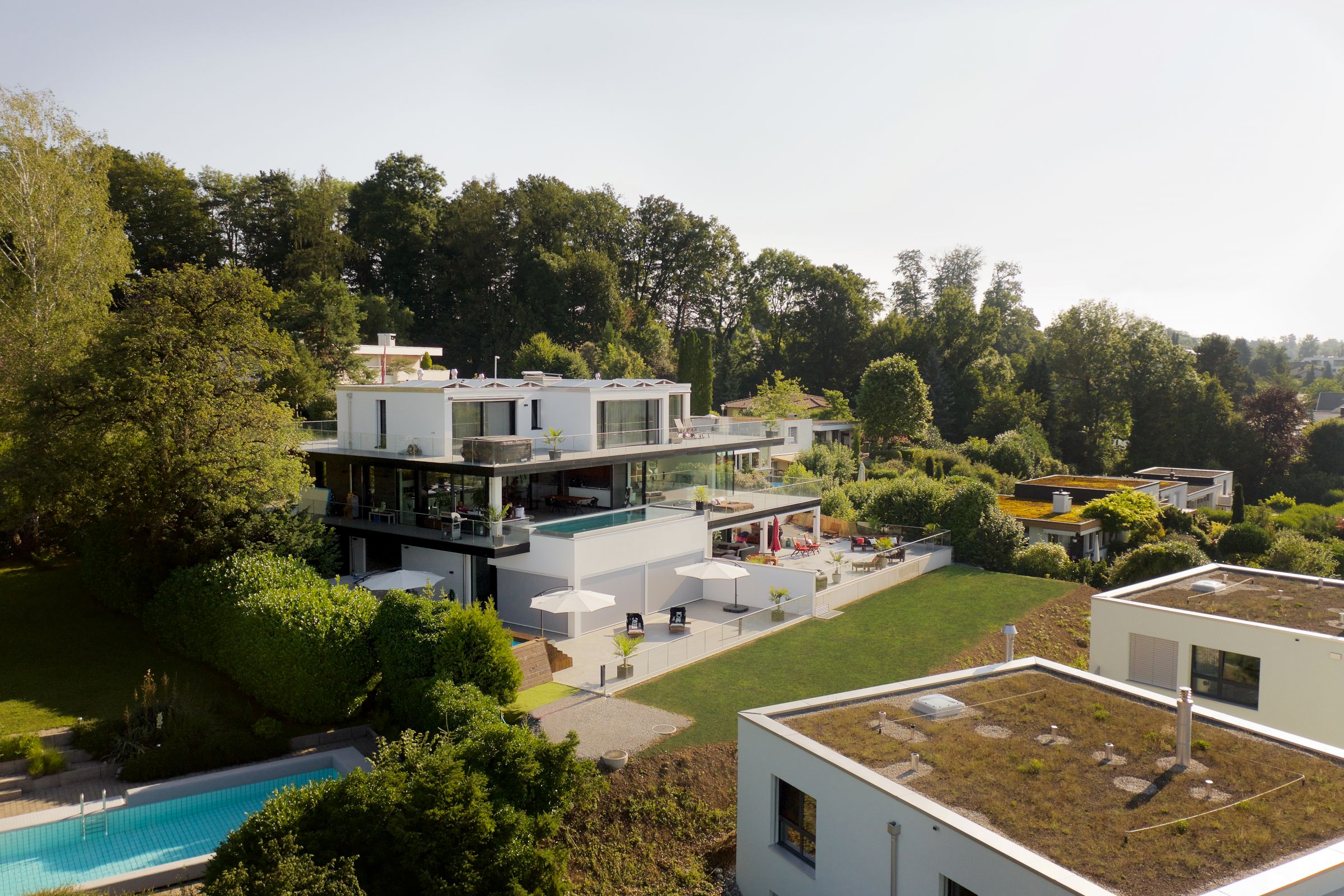 Dreistöckige Luxus Villa mit Pool, Terrasse und Garten