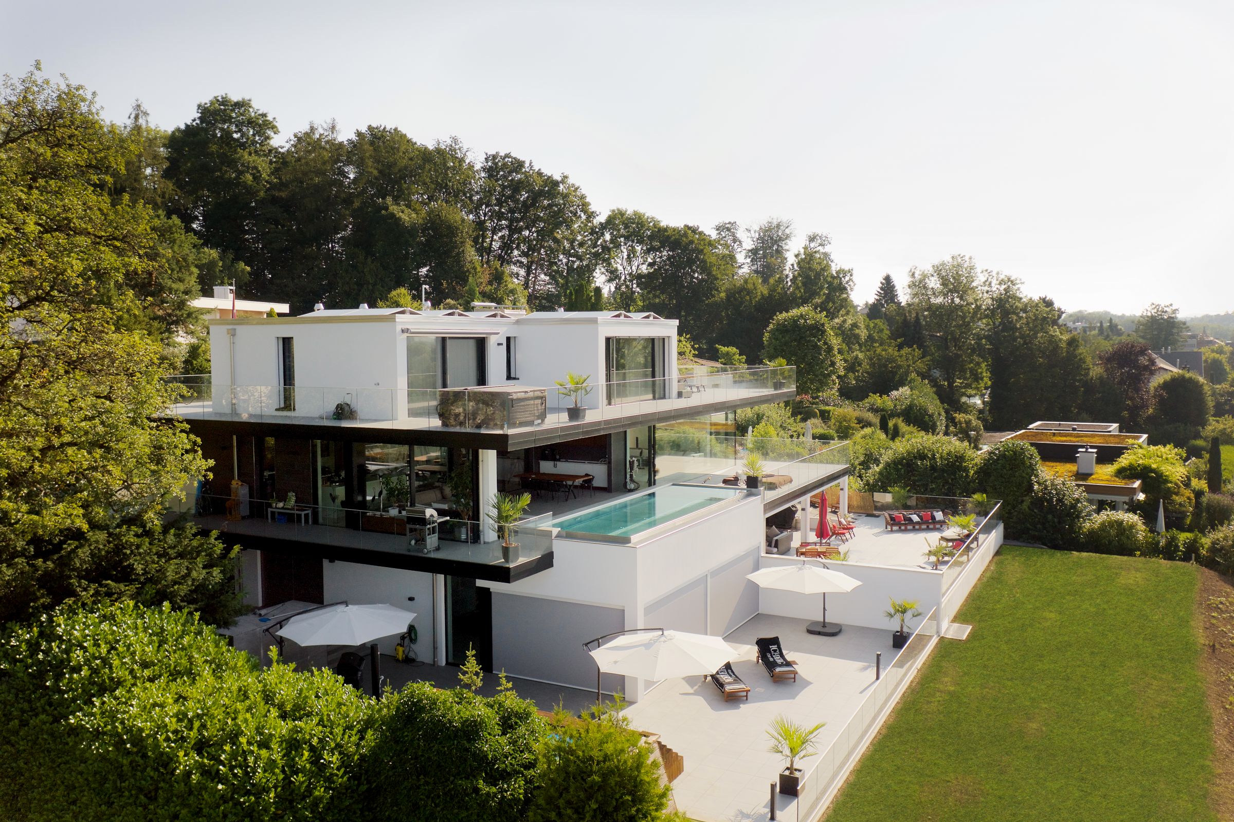 Dreistöckige moderne Villa mit Pool, Terrasse und Garten